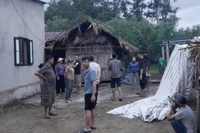 Nam thanh niên bị sét đánh tử vong khi vừa sạc vừa xem điện thoại