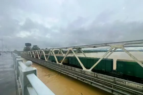 Ngành đường sắt dùng 25 toa tàu giữ cầu Bạch Hổ trên sông Hương