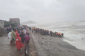 Một đoạn kè biển ở Thiên Cầm bị sóng lớn đánh sập 