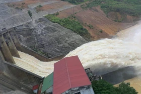 Nước liên tục đổ về, thuỷ điện Hố Hô xả lũ trên 1.100m³/s