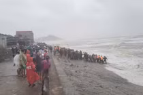 Một đoạn kè biển ở Thiên Cầm bị sóng lớn đánh sập 