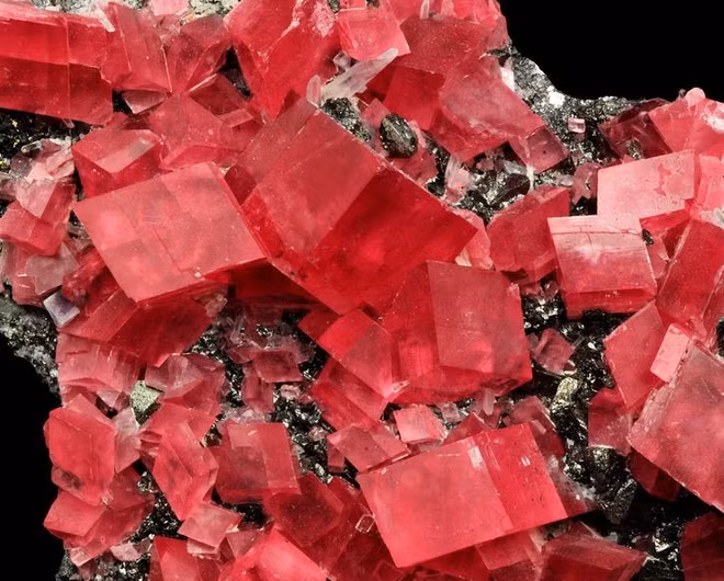 6. Tinh thể đẹp và hiếm. Các mẫu tinh thể Rhodochrosite trong suốt, sắc đỏ đậm, có hình dạng khối lập phương rất quý hiếm và giá trị cao. Ảnh: Pinterest.