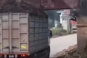 Tài xế chở quá khổ bị CSGT xử phạt từ hình ảnh vi phạm người dân gửi 