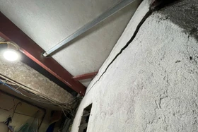 Người dân thấp thỏm sống trong căn nhà nứt, lún giữa Hà Nội
