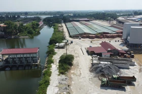 Cận cảnh trạm trộn bê tông trái phép bên trong lò gạch ở Bắc Ninh