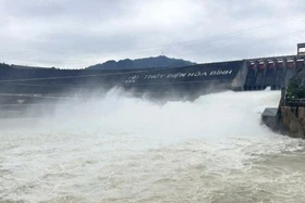 Chiều 30/9, đóng 1 cửa xả đáy Thủy điện Hòa Bình