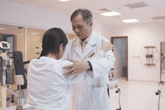 Phép màu y học giữa đời thường: Bác sĩ Vinmec “hồi sinh” đôi chân cho bé gái liệt hoàn toàn