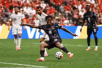 Canada chiến thắng Qatar đầy cảm xúc với hat-trick của David