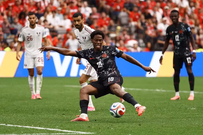 Jonathan David của Canada ghi bàn thắng thứ sáu để hoàn thành cú hat-trick. Nguồn: Reuters.