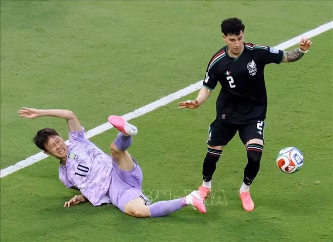 Pha tranh bóng giữa cầu thủ Lee Jae-sung của Hàn Quốc và Jorge Sanchez của Mexico. Ảnh: YONHAP/TTXVN