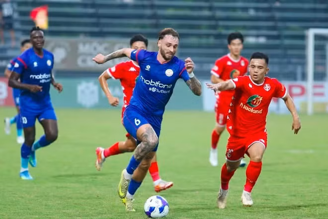 PVF-CAND (áo xanh) đang cuối bảng xếp hạng vẫn có thể trụ hạng nếu diễn biến vòng 26 có lợi