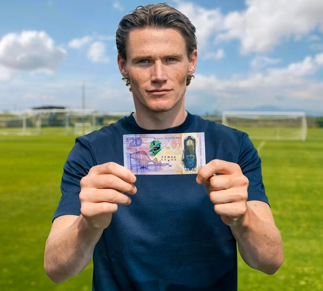 Cầu thủ người Scotland Scott McTominay cùng tờ tiền kỷ niệm in cú sút tuyệt đẹp của mình. Ảnh: Instagram/bankofscotland