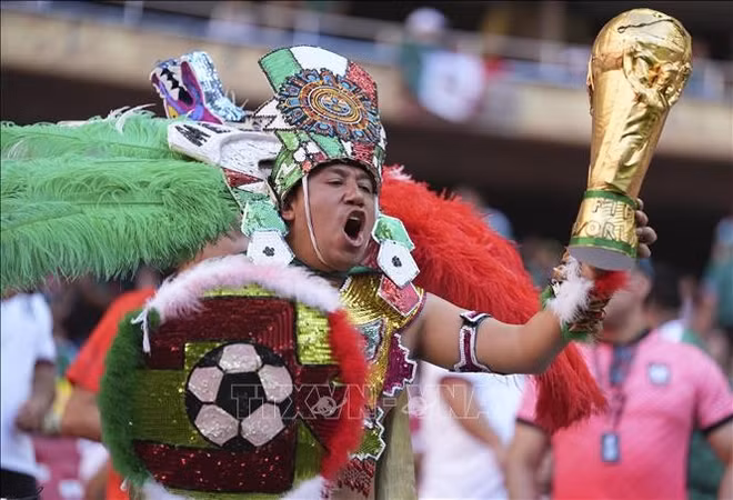 Cổ động viên đội tuyển Mexico. Ảnh: THX/TTXVN