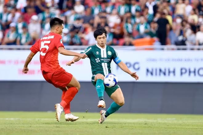 Công Phượng (phải) và CLB Trường Tươi Đồng Nai sẽ góp mặt tại V-League mùa giải 2026-2027