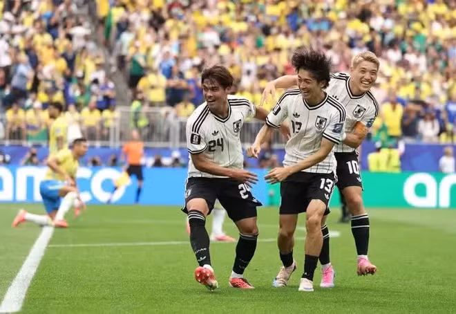 Các đồng đội ăn mừng cùng Kaishu Sano (số 24). (Ảnh: FIFA)